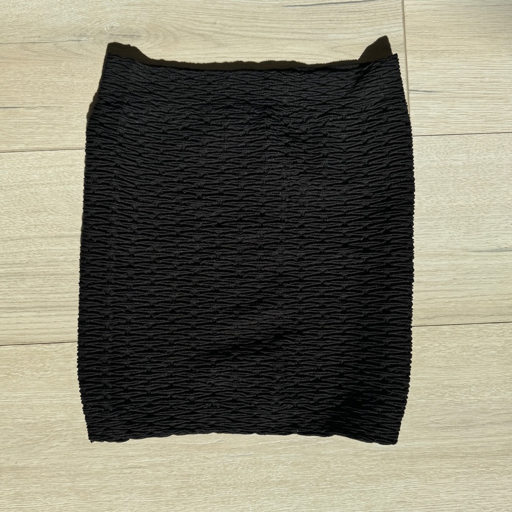 GUESS Women’s Bodycon Skirt. Stretchy black mini skirt. Size M/L. Fits like XS/S